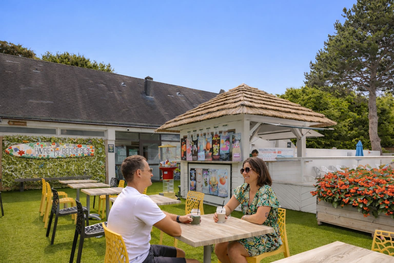 Espace aquatique familial et pataugeoire pour jeunes enfants avec toboggan